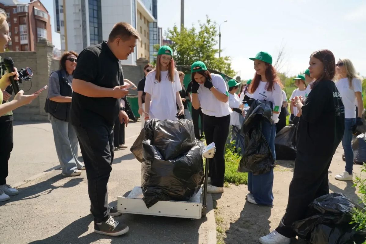 В Приангарье участники проекта «Юннатская страна» Движения Первых очистили от мусора участок на берегу Ангары