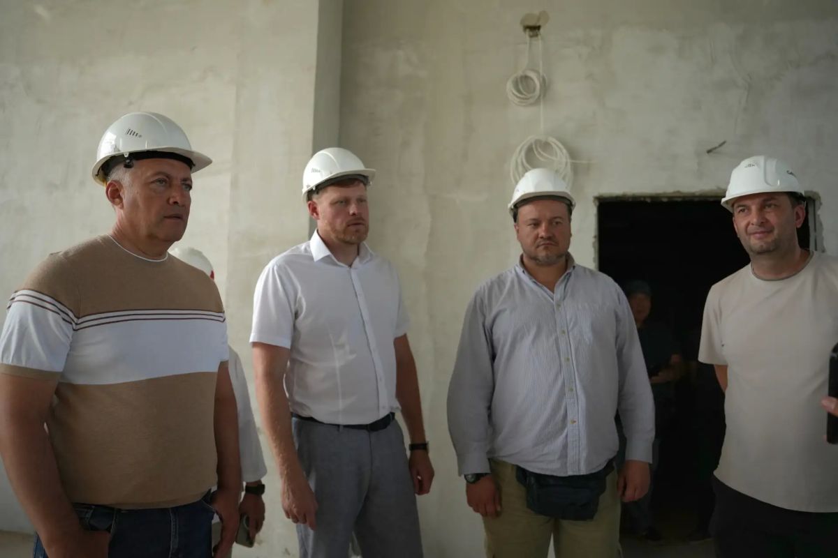 Игорь Кобзев: В поселке Усть-Ордынский Эхирит-Булагатского района с командой Правительства Иркутской области проверили ключевые стройки. Это детская поликлиника на 150 посещений в смену, Дом спорта и общежитие на 120 мест... Игорь Кобзев: В поселке Усть-Ордынский Эхирит-Булагатского района с командой Правительства Иркутской области проверили ключевые стройки. Это детская поликлиника на 150 посещений в смену, Дом спорта и общежитие на 120 мест...