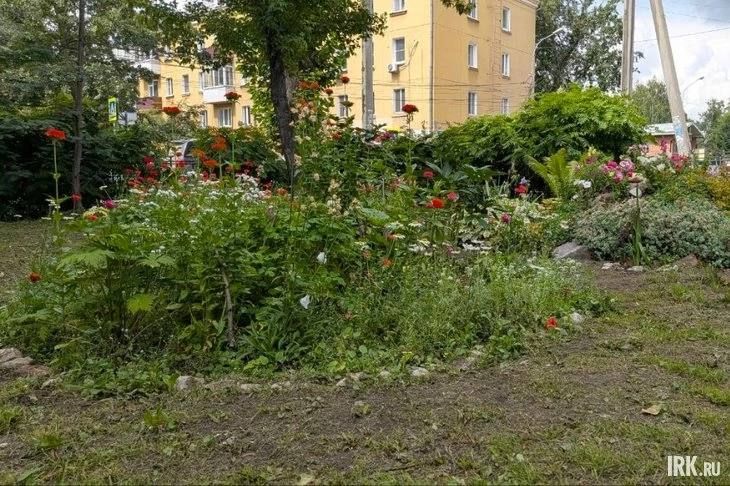 Иркутянка своими руками создала цветущий сад у Харлампиевского храма