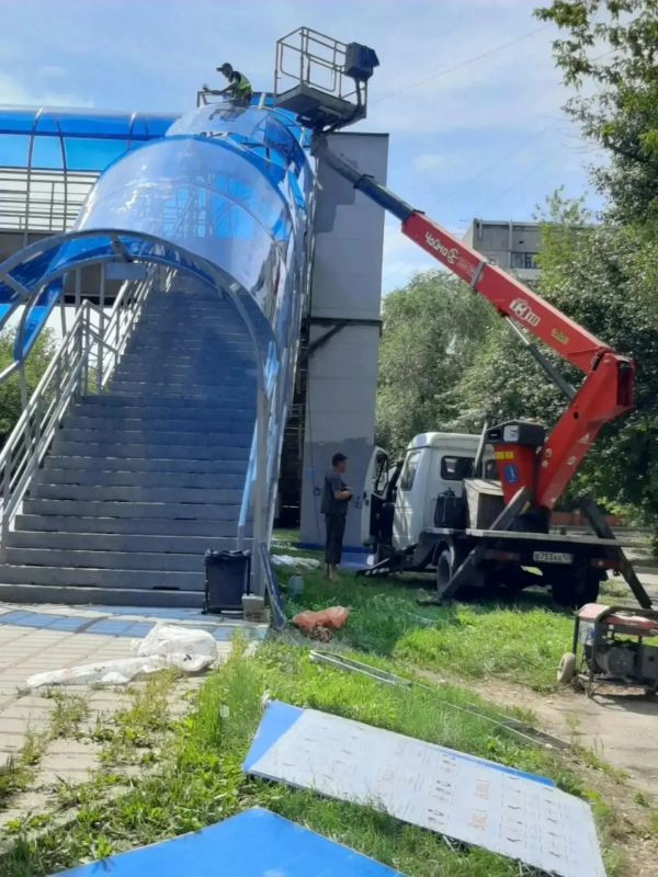 На улице Боткина в Иркутске приступили к ремонту надземного пешеходного перехода На улице Боткина в Иркутске приступили к ремонту надземного пешеходного перехода