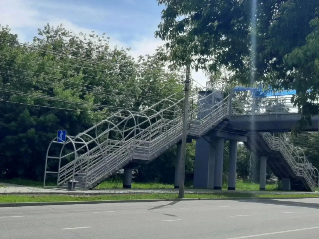 На улице Боткина в Иркутске приступили к ремонту надземного пешеходного перехода На улице Боткина в Иркутске приступили к ремонту надземного пешеходного перехода