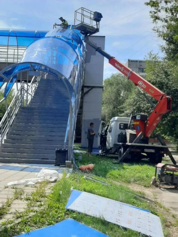 Надземный переход на улице Боткина в Иркутске обновляют Надземный переход на улице Боткина в Иркутске обновляют