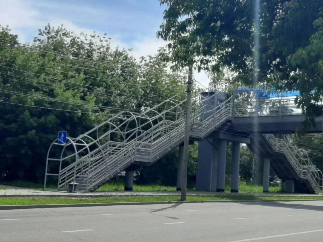 Надземный переход на улице Боткина в Иркутске обновляют Надземный переход на улице Боткина в Иркутске обновляют