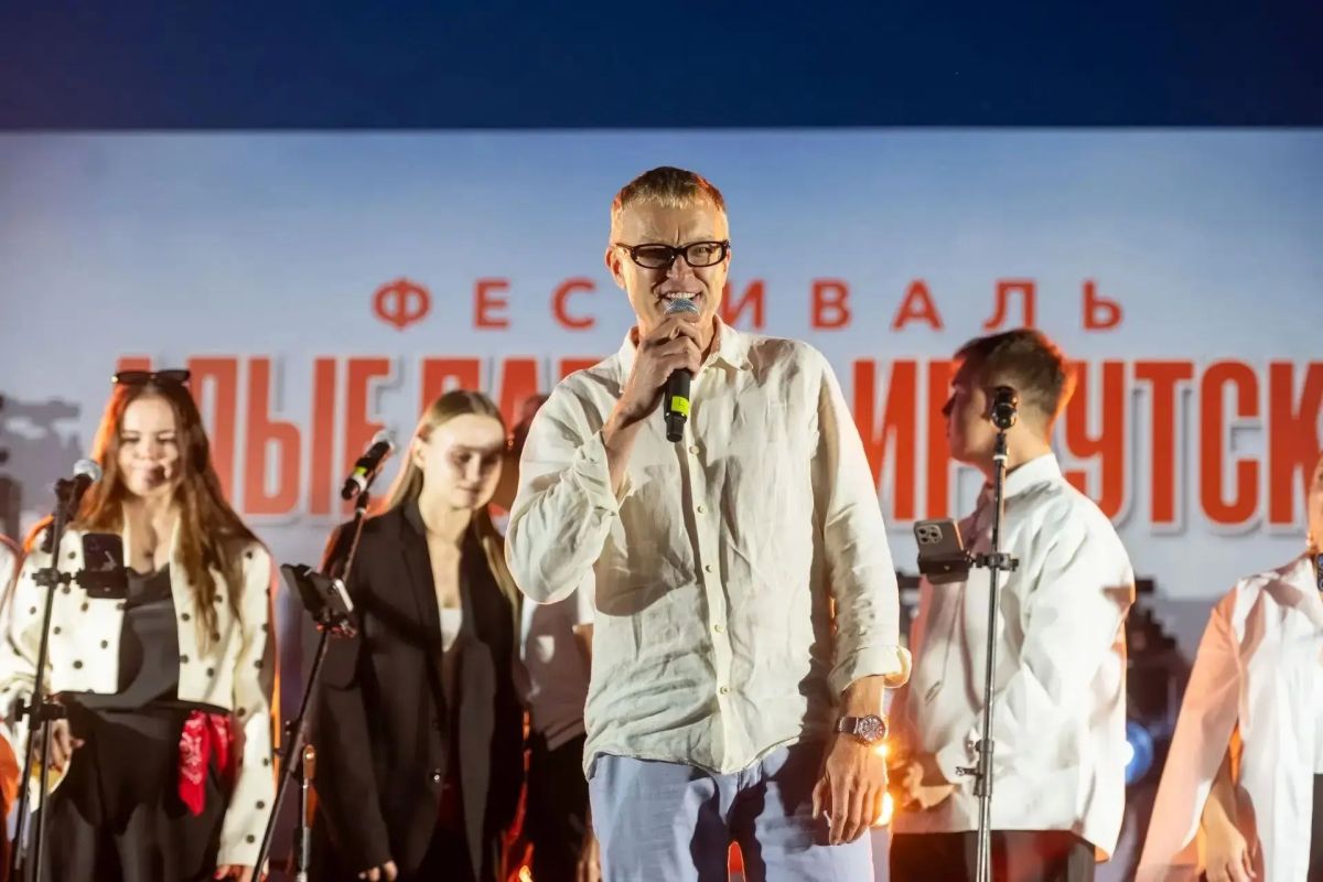 Более 40 яхт вышли под алыми парусами! Иркутяне проводили лето Более 40 яхт вышли под алыми парусами! Иркутяне проводили лето