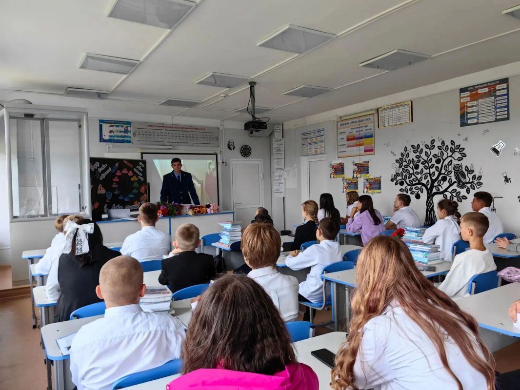 В День знаний работники органов прокуратуры посетили учебные заведения и приняли участие в торжественных мероприятиях, провели открытие уроки В День знаний работники органов прокуратуры посетили учебные заведения и приняли участие в торжественных мероприятиях, провели открытие уроки