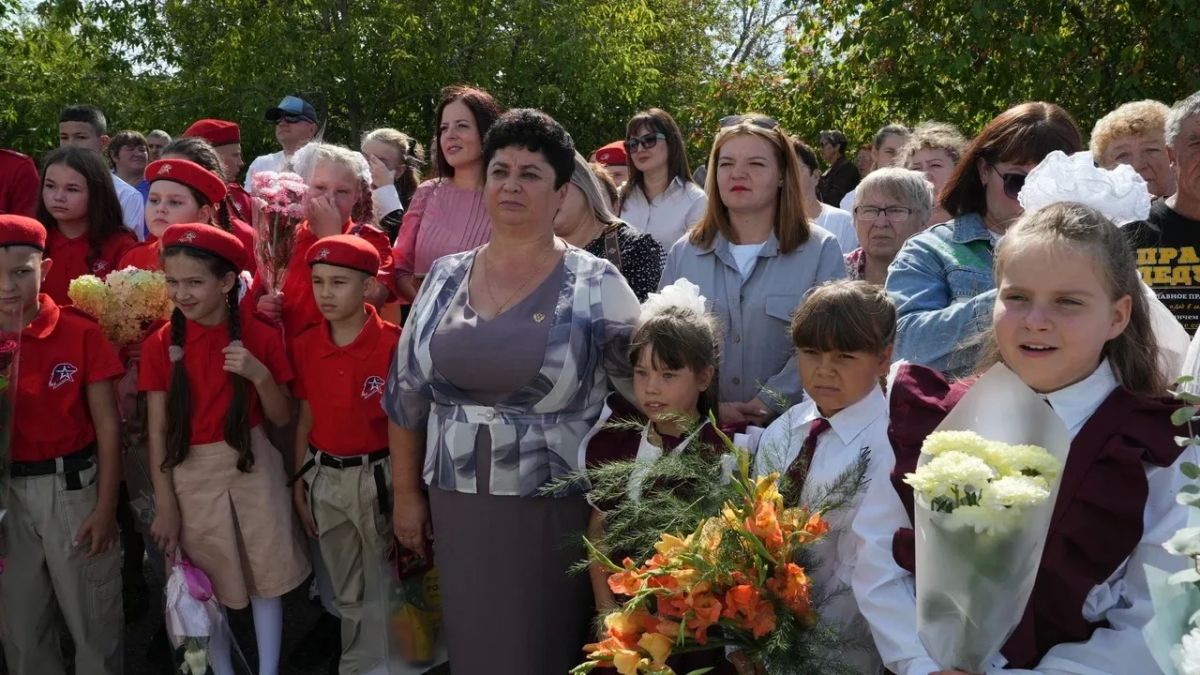 Александр Ведерников провел тематический урок для одиннадцатиклассников деревни Буреть Усольского района Александр Ведерников провел тематический урок для одиннадцатиклассников деревни Буреть Усольского района