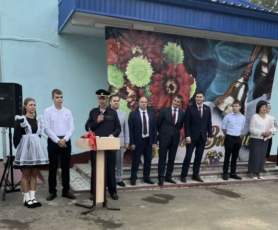 Транспортные полицейские Прибайкалья поздравили школьников с Днем знаний: напутствия, подарки и душевные слова для первоклашек Транспортные полицейские Прибайкалья поздравили школьников с Днем знаний: напутствия, подарки и душевные слова для первоклашек