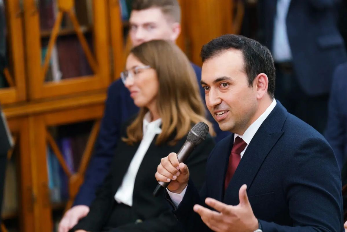 Представитель Иркутской области принял участие во встрече педагогов и студентов с Президентом России Владимиром Путиным Представитель Иркутской области принял участие во встрече педагогов и студентов с Президентом России Владимиром Путиным