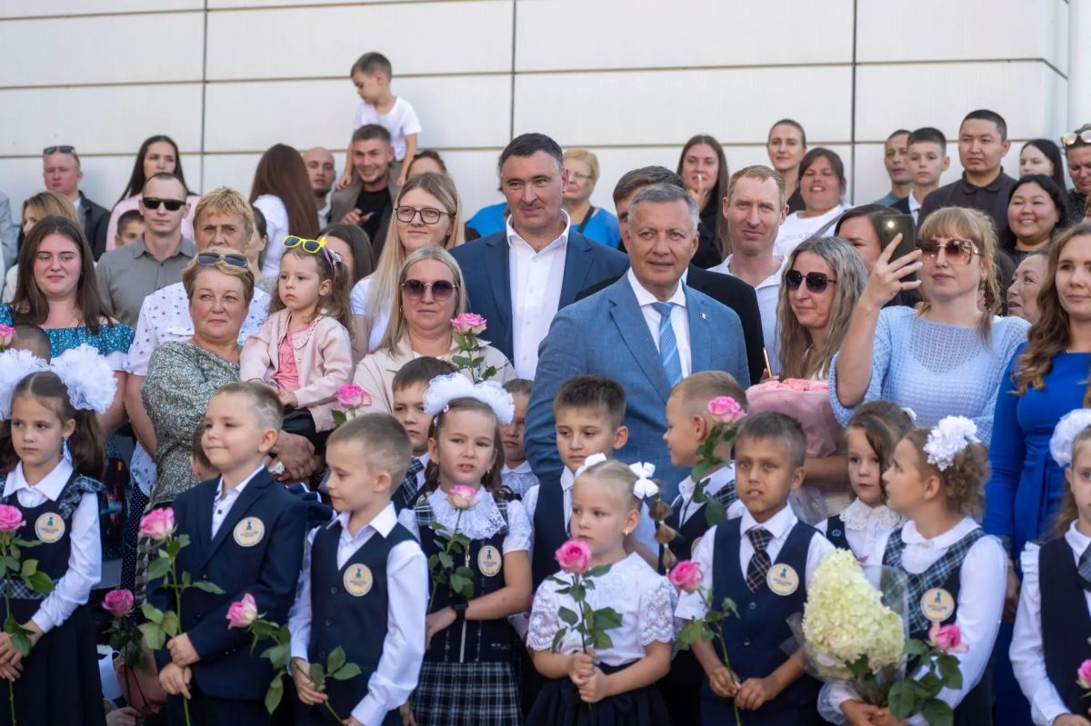 Мэр Руслан Болотов посетил праздничную линейку в школе № 58 имени 80-летия Великой Победы Мэр Руслан Болотов посетил праздничную линейку в школе № 58 имени 80-летия Великой Победы
