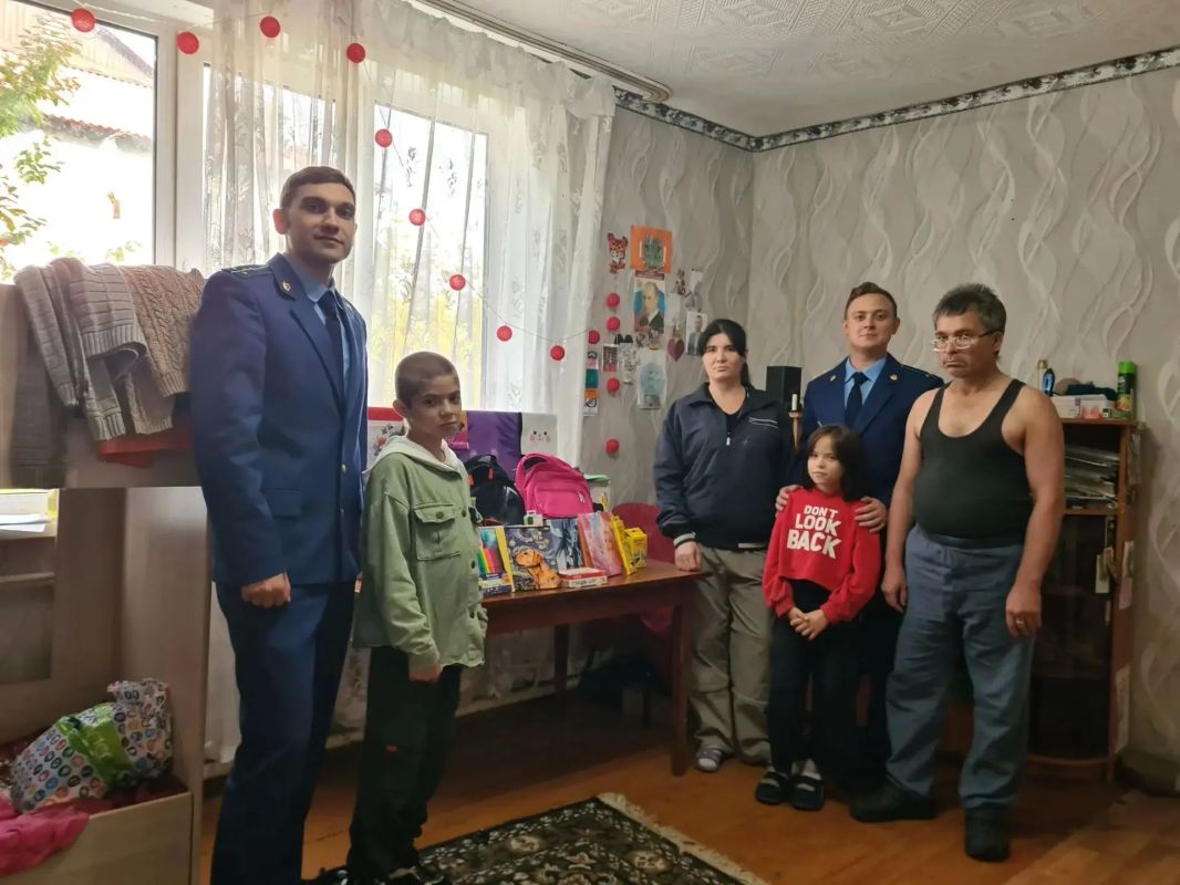 В преддверии Дня знаний работники прокуратур городов и районов встретились с детьми из многодетных семей, семей участников специальной военной операции, а также оказавшихся в трудной жизненной ситуации В преддверии Дня знаний работники прокуратур городов и районов встретились с детьми из многодетных семей, семей участников специальной военной операции, а также оказавшихся в трудной жизненной ситуации
