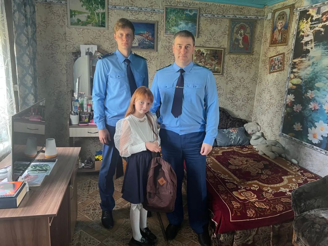 В преддверии Дня знаний работники прокуратур городов и районов встретились с детьми из многодетных семей, семей участников специальной военной операции, а также оказавшихся в трудной жизненной ситуации В преддверии Дня знаний работники прокуратур городов и районов встретились с детьми из многодетных семей, семей участников специальной военной операции, а также оказавшихся в трудной жизненной ситуации