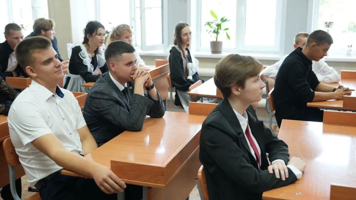 Александр Ведерников провел тематический урок для одиннадцатиклассников деревни Буреть Усольского района Александр Ведерников провел тематический урок для одиннадцатиклассников деревни Буреть Усольского района