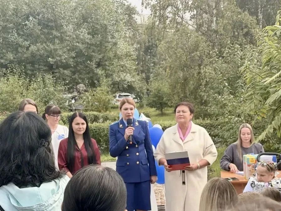 В преддверии Дня знаний работники прокуратур городов и районов встретились с детьми из многодетных семей, семей участников специальной военной операции, а также оказавшихся в трудной жизненной ситуации В преддверии Дня знаний работники прокуратур городов и районов встретились с детьми из многодетных семей, семей участников специальной военной операции, а также оказавшихся в трудной жизненной ситуации