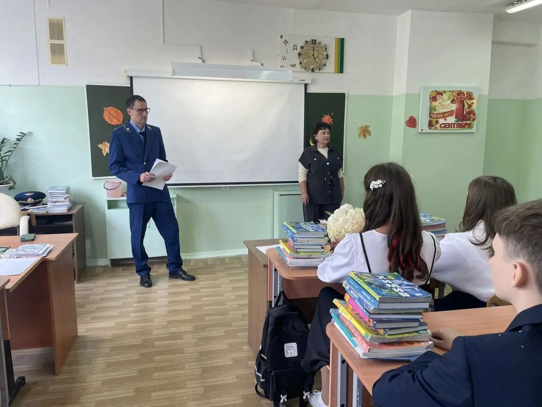 В День знаний работники органов прокуратуры посетили учебные заведения и приняли участие в торжественных мероприятиях, провели открытие уроки В День знаний работники органов прокуратуры посетили учебные заведения и приняли участие в торжественных мероприятиях, провели открытие уроки