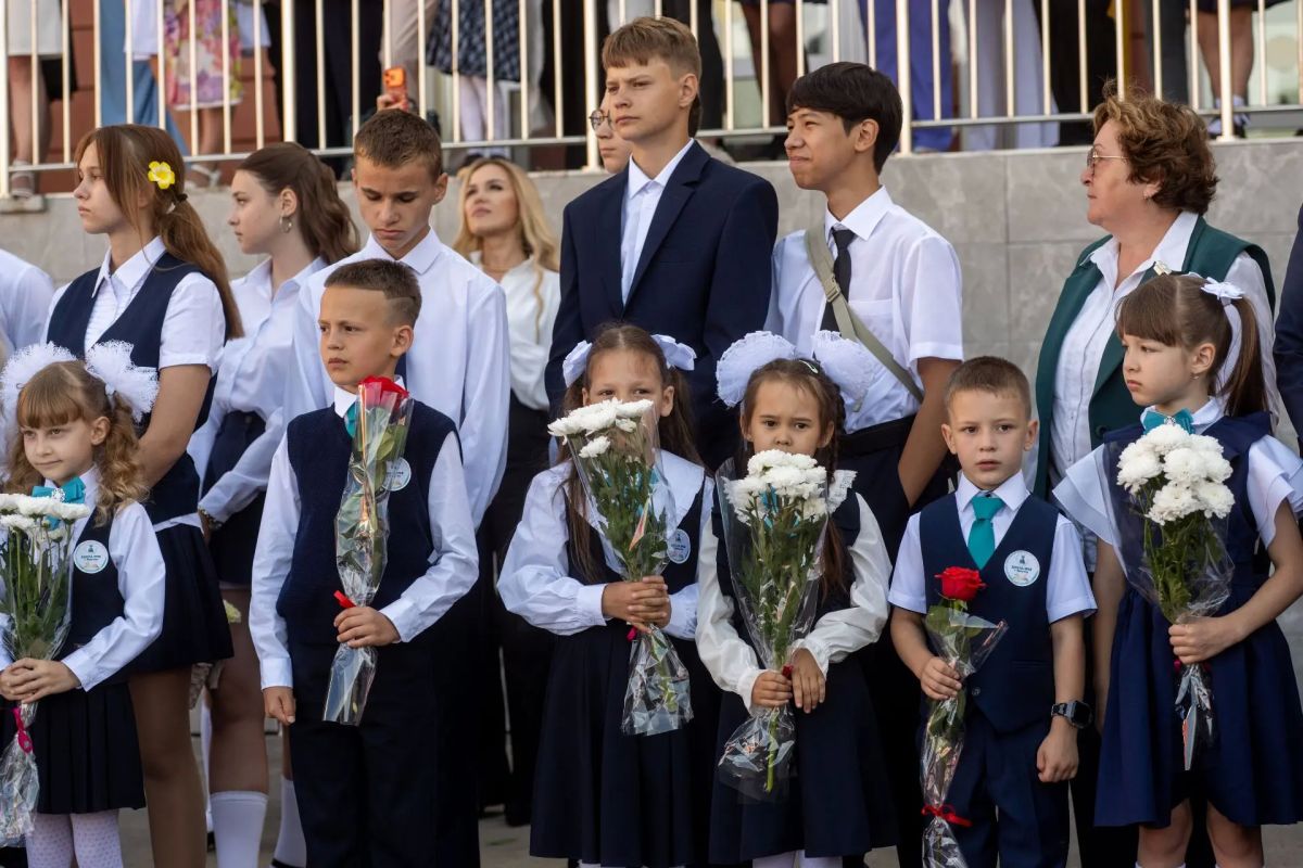 Мэр Руслан Болотов посетил праздничную линейку в школе № 58 имени 80-летия Великой Победы Мэр Руслан Болотов посетил праздничную линейку в школе № 58 имени 80-летия Великой Победы