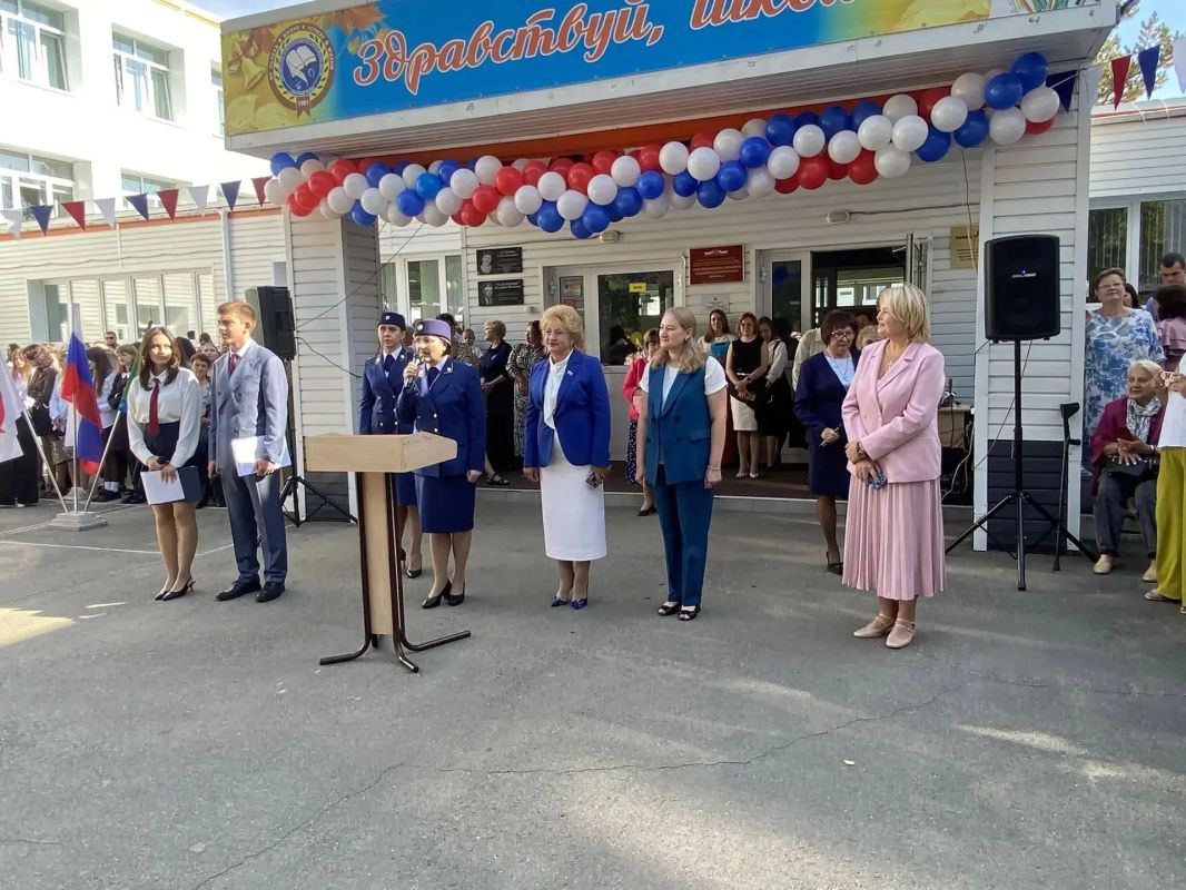 Заместители прокурора области Исаканова Л.Е. и Пирва Г.А. посетили Пивоваровскую среднюю школу и школу № 14 в Иркутске, поздравили детей с началом нового учебного года и провели открытие уроки