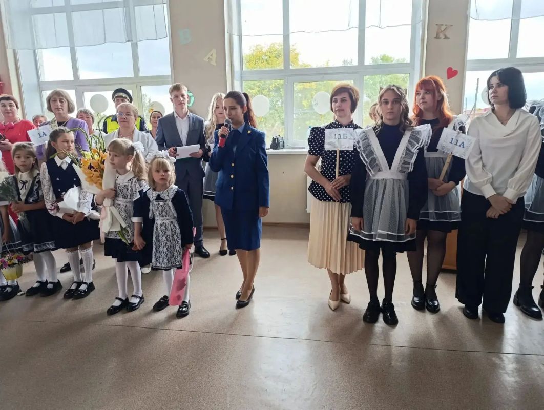 В День знаний работники органов прокуратуры посетили учебные заведения и приняли участие в торжественных мероприятиях, провели открытие уроки В День знаний работники органов прокуратуры посетили учебные заведения и приняли участие в торжественных мероприятиях, провели открытие уроки