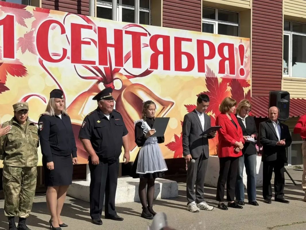 Транспортные полицейские Прибайкалья поздравили школьников с Днем знаний: напутствия, подарки и душевные слова для первоклашек Транспортные полицейские Прибайкалья поздравили школьников с Днем знаний: напутствия, подарки и душевные слова для первоклашек