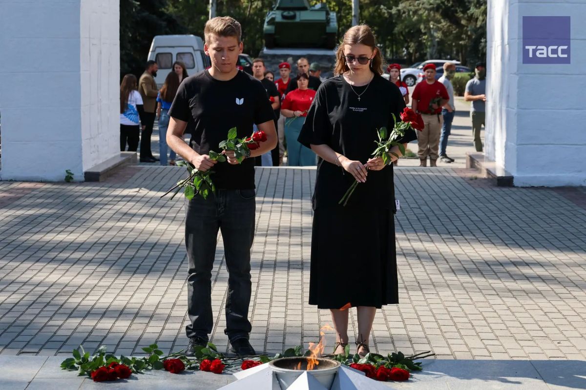 Молодежь Запорожской области возложила цветы к мемориалу "Братское кладбище" в Мелитополе в память о жертвах терроризма Молодежь Запорожской области возложила цветы к мемориалу "Братское кладбище" в Мелитополе в память о жертвах терроризма