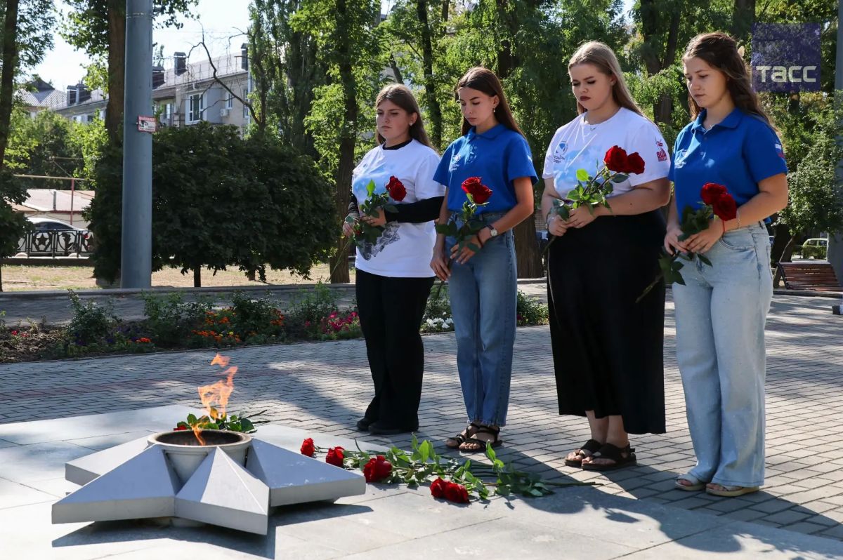 Молодежь Запорожской области возложила цветы к мемориалу "Братское кладбище" в Мелитополе в память о жертвах терроризма Молодежь Запорожской области возложила цветы к мемориалу "Братское кладбище" в Мелитополе в память о жертвах терроризма