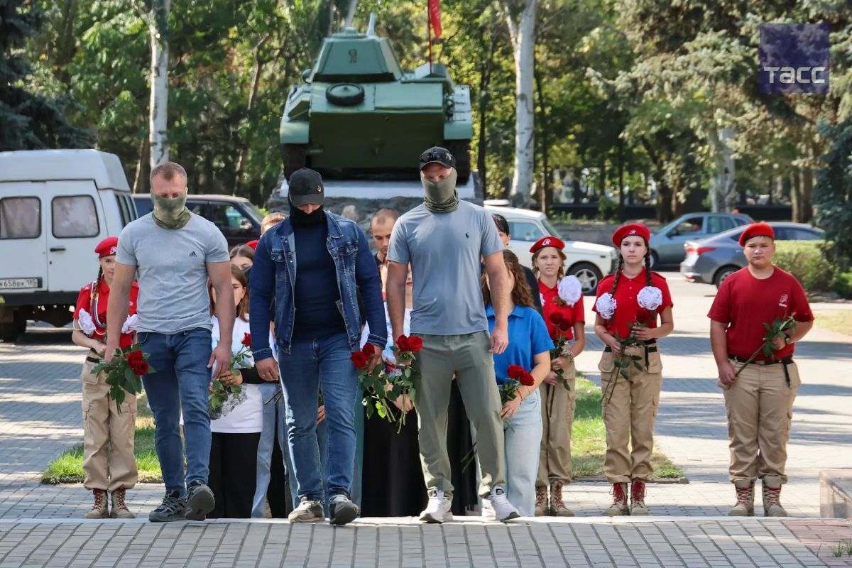 Молодежь Запорожской области возложила цветы к мемориалу "Братское кладбище" в Мелитополе в память о жертвах терроризма Молодежь Запорожской области возложила цветы к мемориалу "Братское кладбище" в Мелитополе в память о жертвах терроризма