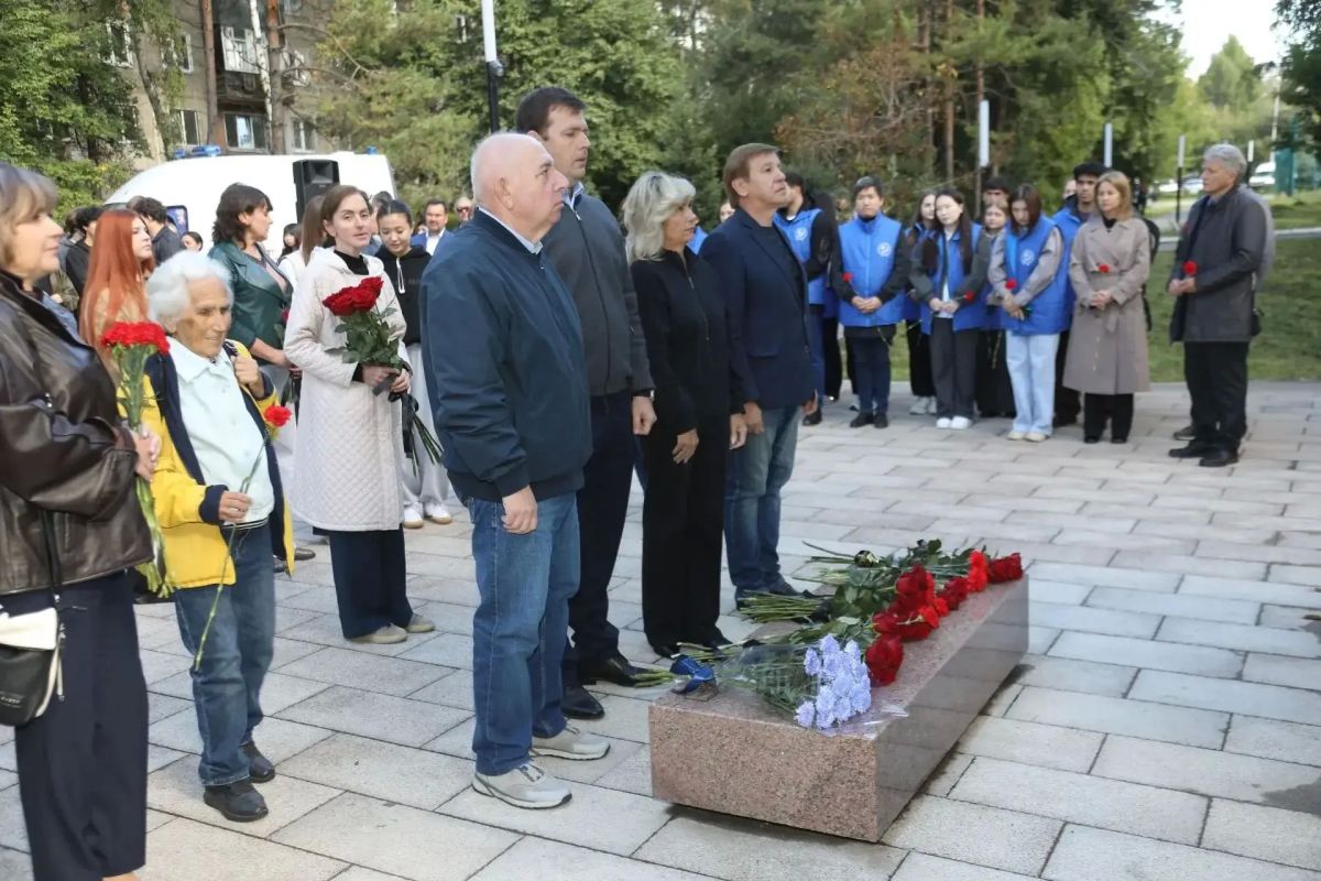 В Иркутске почтили память медиков, погибших в борьбе с COVID-19 В Иркутске почтили память медиков, погибших в борьбе с COVID-19