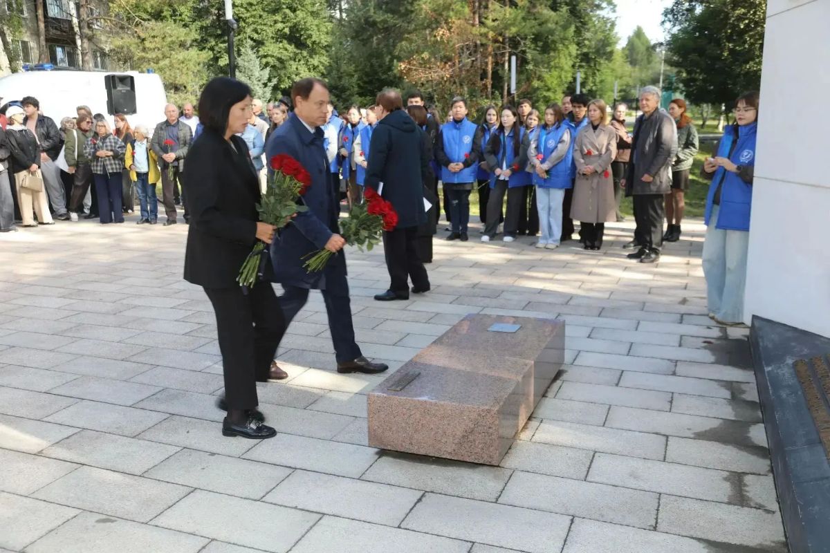 В Иркутске почтили память медиков, погибших в борьбе с COVID-19 В Иркутске почтили память медиков, погибших в борьбе с COVID-19