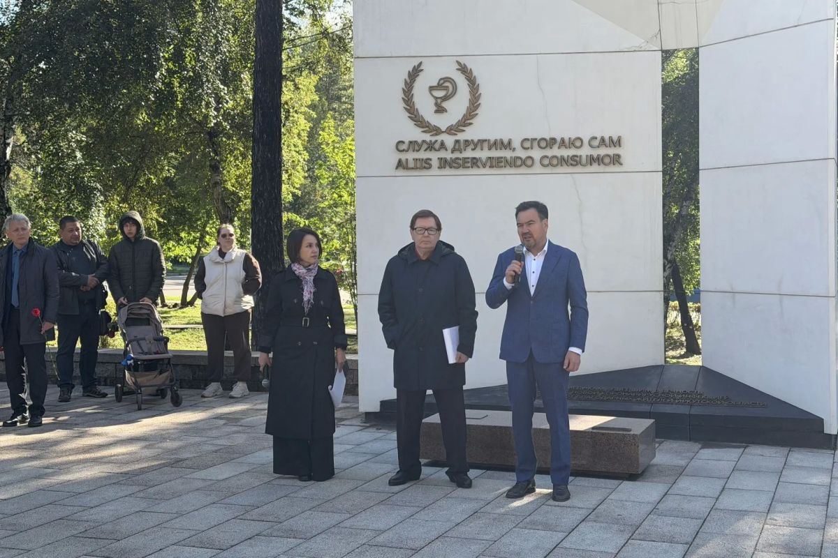 Память 46 медицинских работников, погибших от COVID-19, почтили в Иркутской области Память 46 медицинских работников, погибших от COVID-19, почтили в Иркутской области