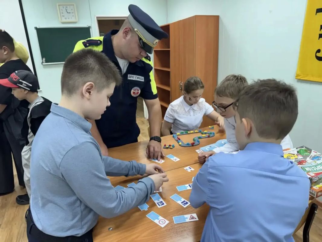В Усть-Илимске сотрудники Госавтоинспекции провели для школьников игру «Безопасность – это важно!» В Усть-Илимске сотрудники Госавтоинспекции провели для школьников игру «Безопасность – это важно!»