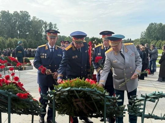 Сотрудники СК России и кадеты почтили память погибших в период блокады Ленинграда Сотрудники СК России и кадеты почтили память погибших в период блокады Ленинграда
