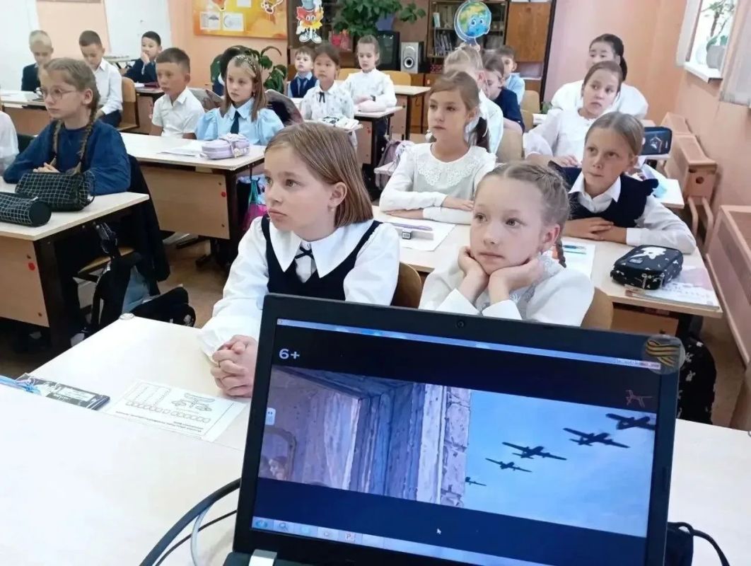 Биографические фильмы и живые дискуссии: как проходят понедельники в иркутских школах Биографические фильмы и живые дискуссии: как проходят понедельники в иркутских школах
