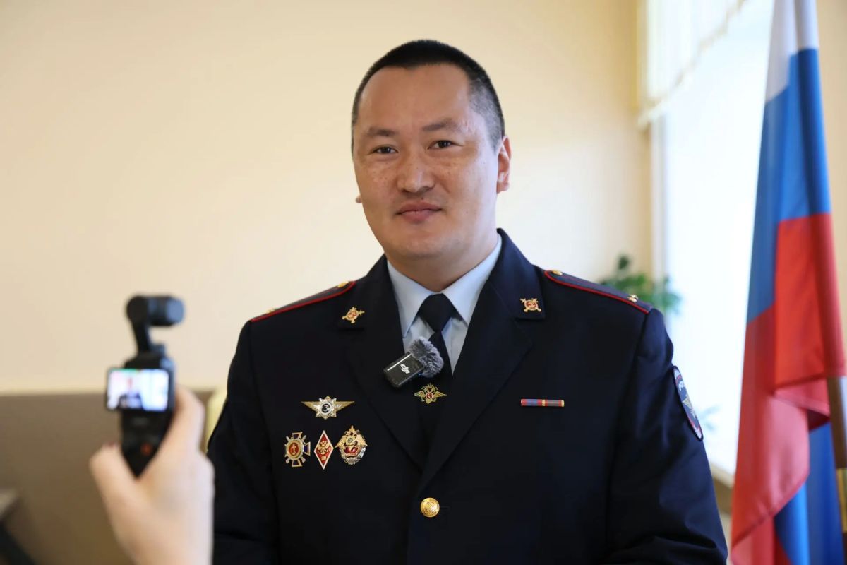 В Иркутске в День языков народов России полицейские провели занятие для учеников первого в Иркутске класса с изучением бурятского языка В Иркутске в День языков народов России полицейские провели занятие для учеников первого в Иркутске класса с изучением бурятского языка