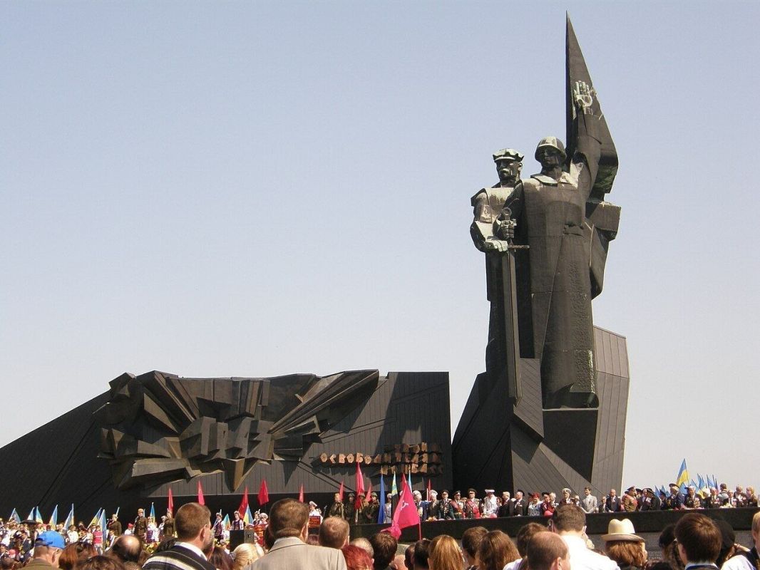 ЭТО БЫЛО 83 ГОДА НАЗАД. 7 сентября 1943 года началась освободительная операция в городе Донецк, в то время называвшемся Сталино, силами Красной Армии ЭТО БЫЛО 83 ГОДА НАЗАД. 7 сентября 1943 года началась освободительная операция в городе Донецк, в то время называвшемся Сталино, силами Красной Армии