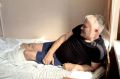 Охотник, переживший нападение медведя, идет на поправку