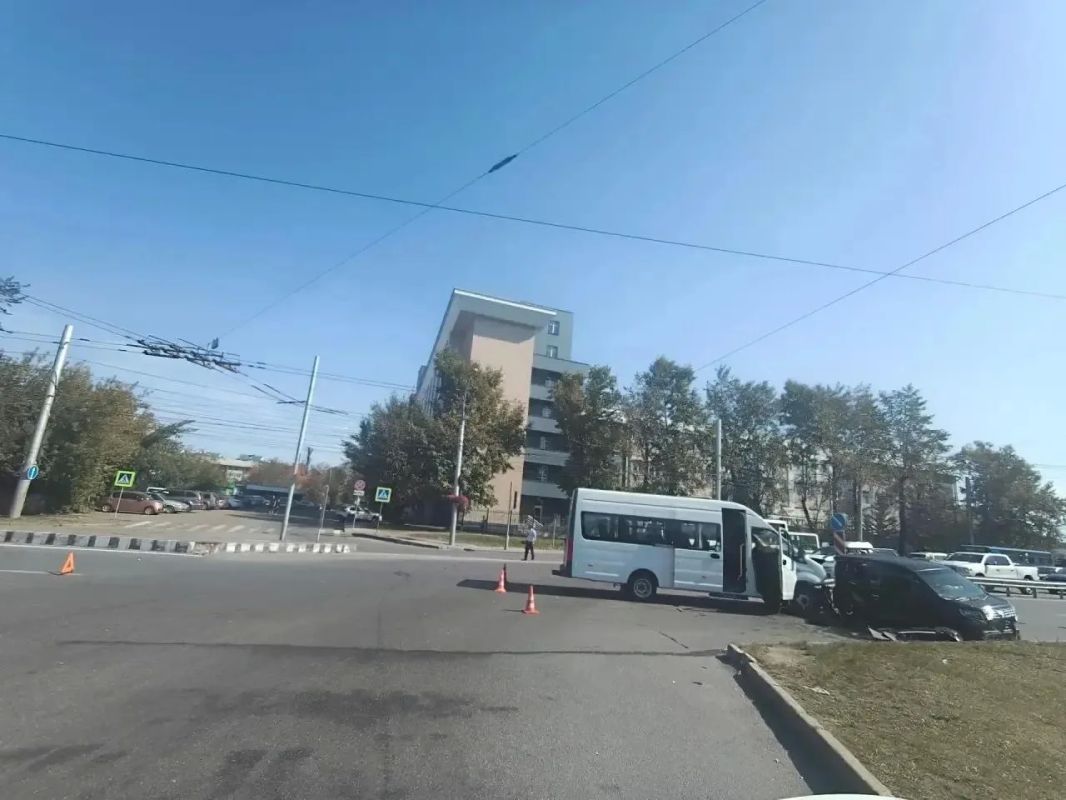 В Иркутске полицейские разбираются в обстоятельствах дорожной аварии с участием микроавтобуса В Иркутске полицейские разбираются в обстоятельствах дорожной аварии с участием микроавтобуса