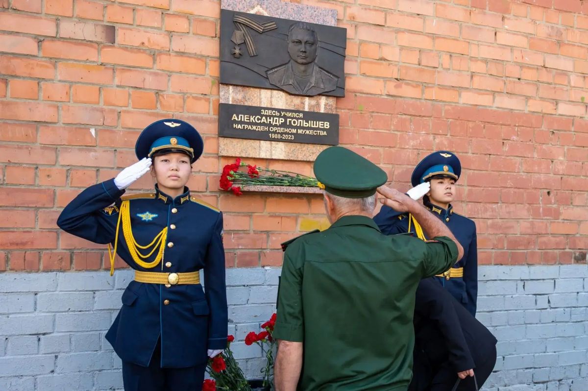 Мемориальную доску кавалеру ордена Мужества Александру Голышеву открыли в Иркутске Мемориальную доску кавалеру ордена Мужества Александру Голышеву открыли в Иркутске