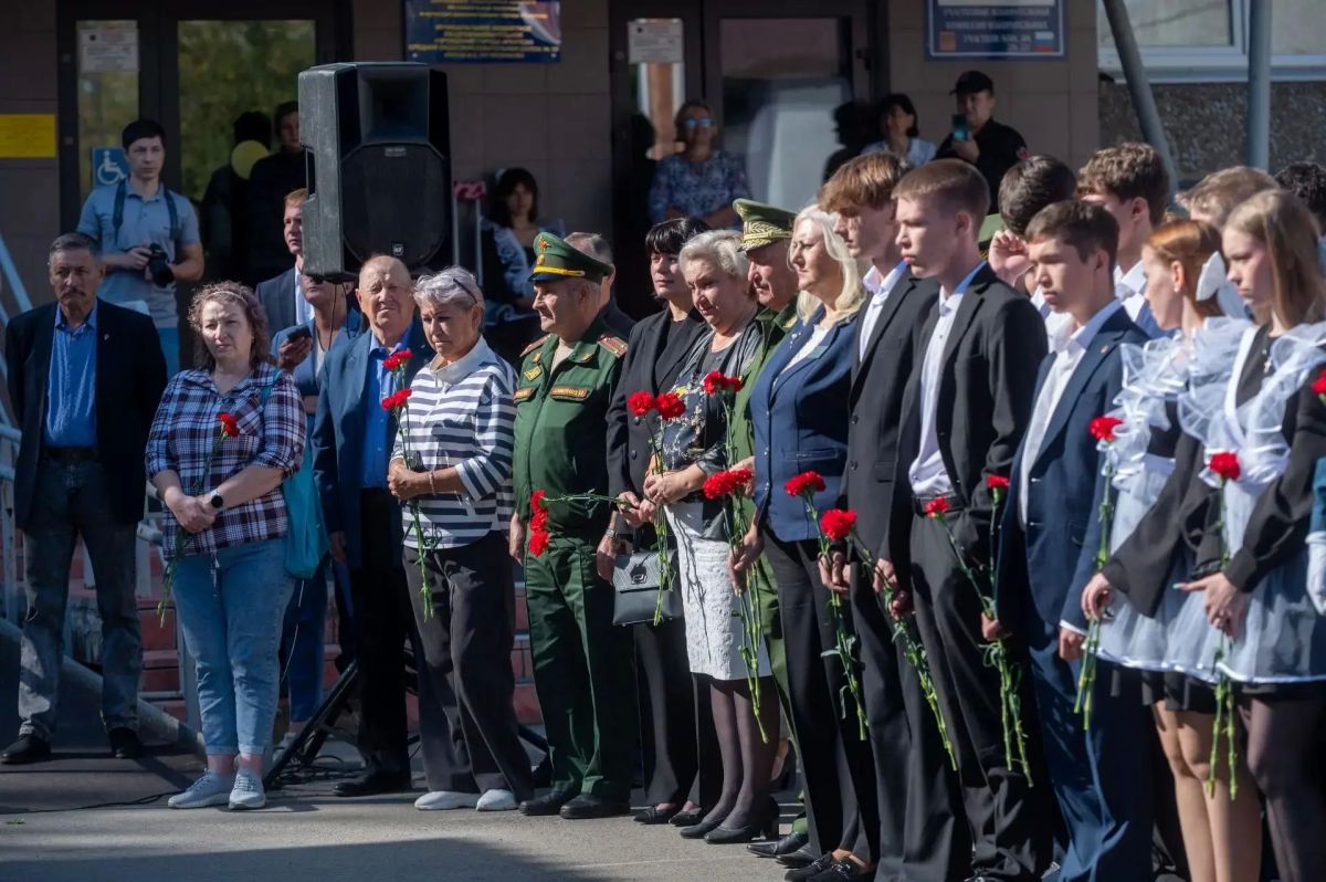 Мемориальную доску кавалеру ордена Мужества Александру Голышеву открыли в Иркутске Мемориальную доску кавалеру ордена Мужества Александру Голышеву открыли в Иркутске