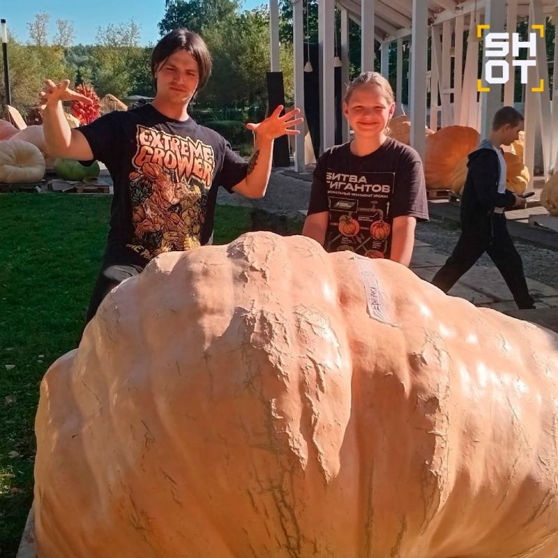 Самую большую тыкву России весом 817 кг вырастил 12-лений школьник из Иркутской области Самую большую тыкву России весом 817 кг вырастил 12-лений школьник из Иркутской области