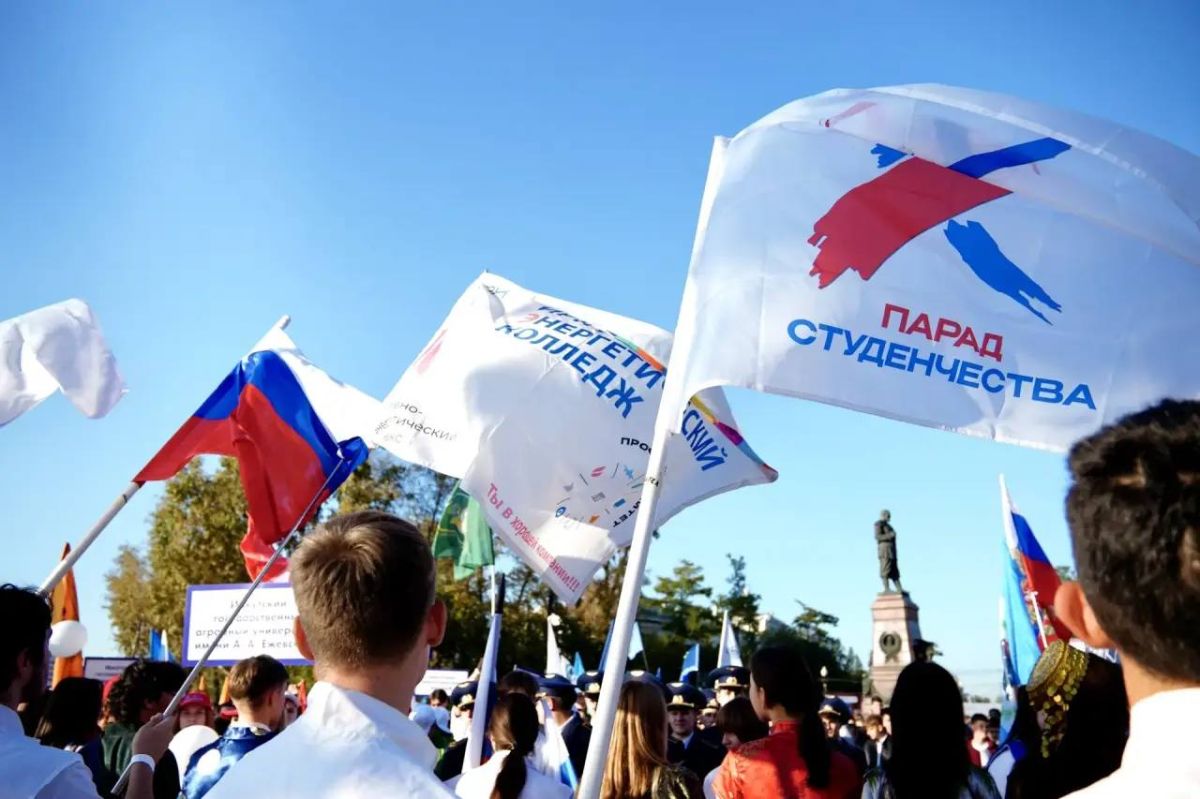 Парад российского студенчества в Иркутске собрал пять тысяч юных граждан Парад российского студенчества в Иркутске собрал пять тысяч юных граждан