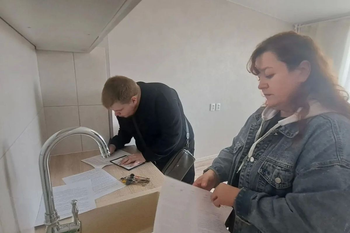 В Иркутской области ключи от новых квартир получили еще 39 граждан из числа детей-сирот и детей, оставшихся без попечения родителей