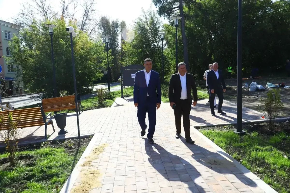 Мэр Руслан Болотов проверил ход благоустройства в Октябрьском округе Мэр Руслан Болотов проверил ход благоустройства в Октябрьском округе