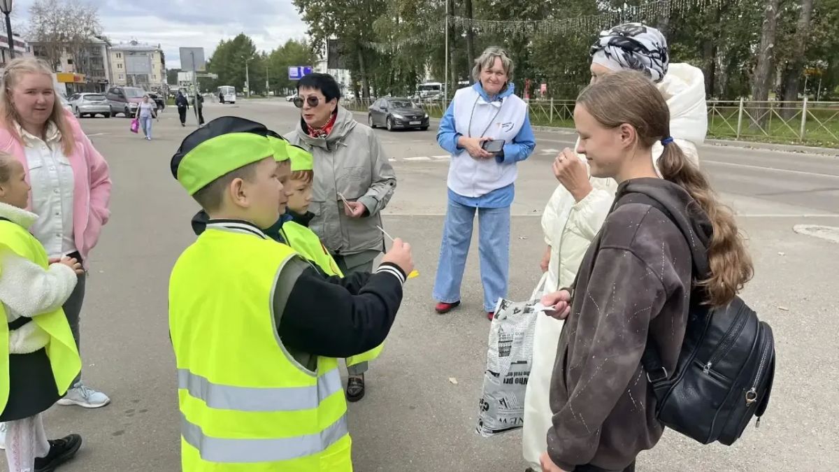 В Ангарске госавтоинспекторы и ЮИДовцы напомнили пешеходам о световозвращателях В Ангарске госавтоинспекторы и ЮИДовцы напомнили пешеходам о световозвращателях