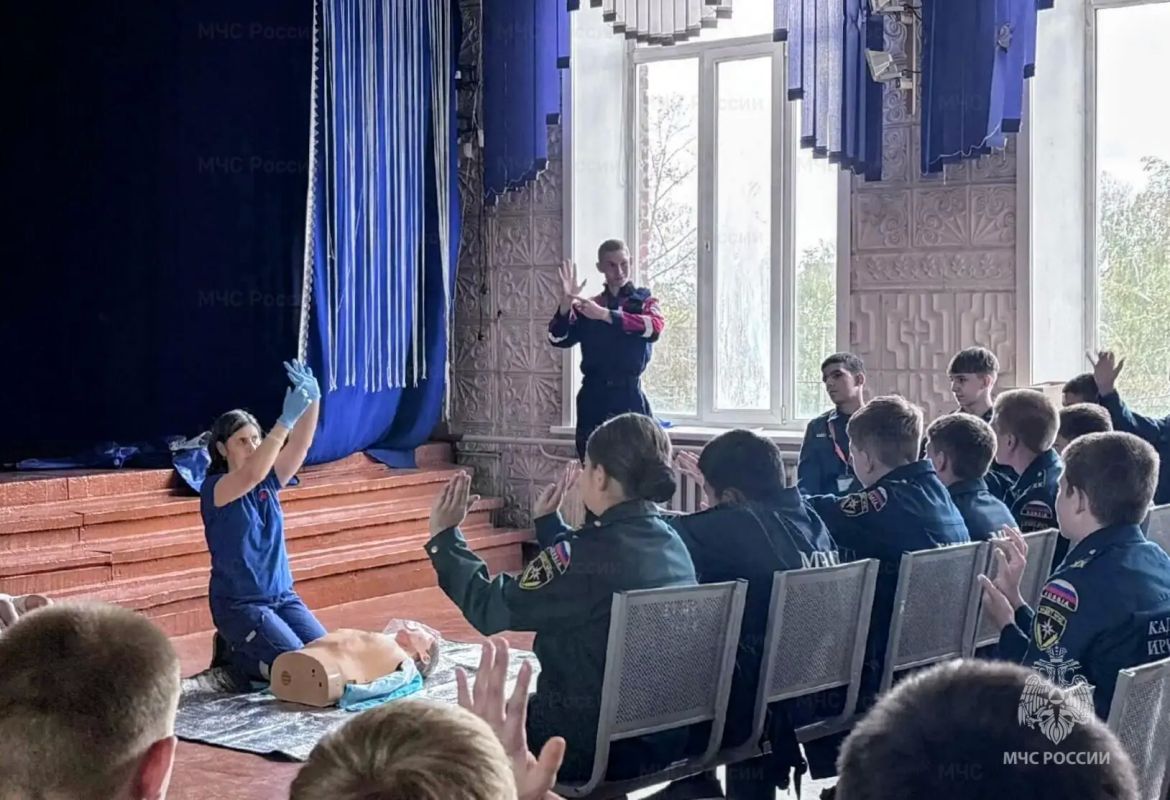 Сотрудники Главного управления и волонтеры провели для кадет МЧС мастер-класс по основам первой помощи Сотрудники Главного управления и волонтеры провели для кадет МЧС мастер-класс по основам первой помощи