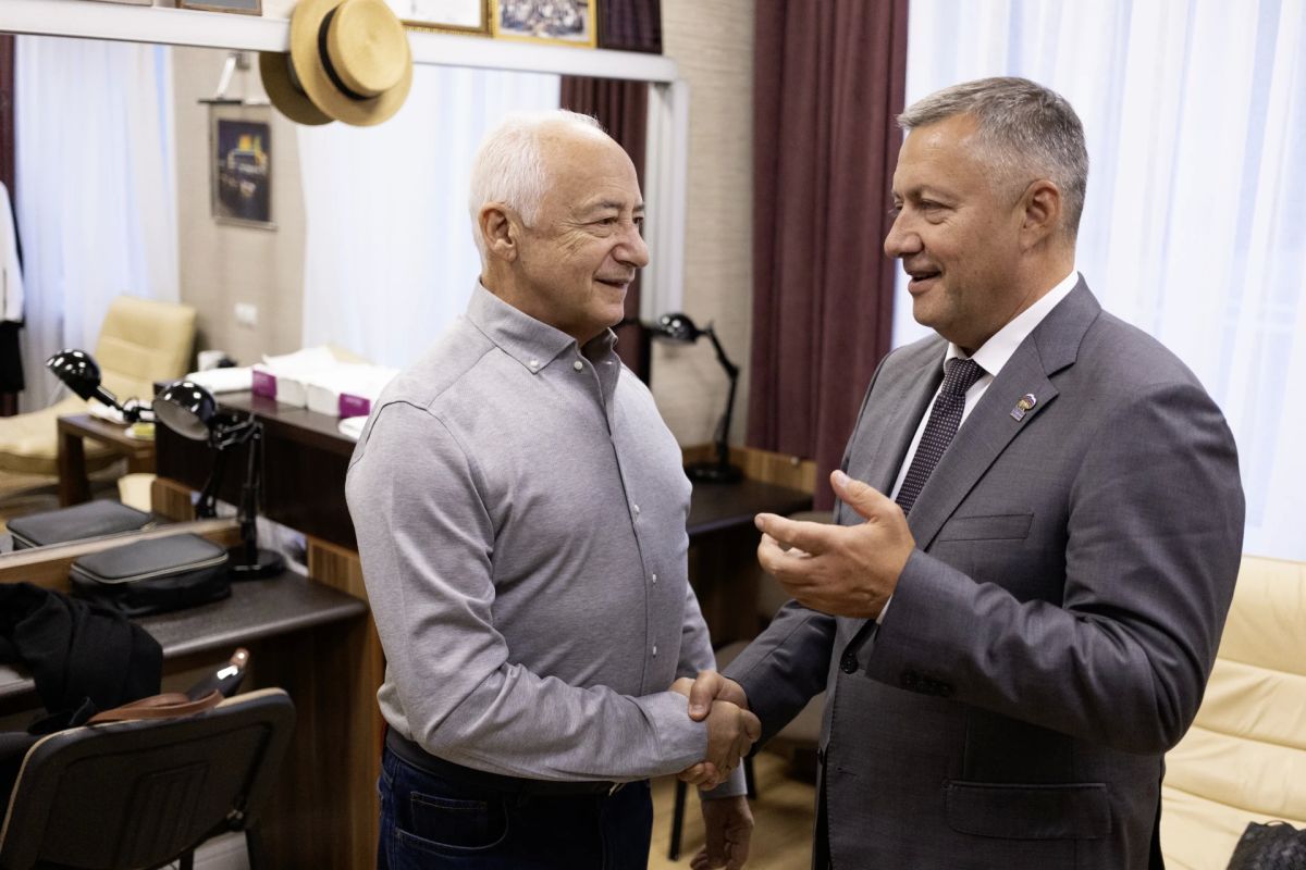 Игорь Кобзев: Мне выпала большая честь лично поздравить с днем рождения Владимира Теодоровича Спивакова. Маэстро – дирижер и художественный руководитель Национального филармонического оркестра России, который принимает... Игорь Кобзев: Мне выпала большая честь лично поздравить с днем рождения Владимира Теодоровича Спивакова. Маэстро – дирижер и художественный руководитель Национального филармонического оркестра России, который принимает...