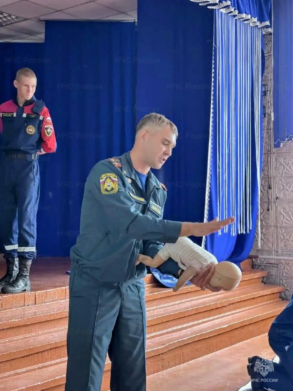 Сотрудники Главного управления и волонтеры провели для кадет МЧС мастер-класс по основам первой помощи Сотрудники Главного управления и волонтеры провели для кадет МЧС мастер-класс по основам первой помощи