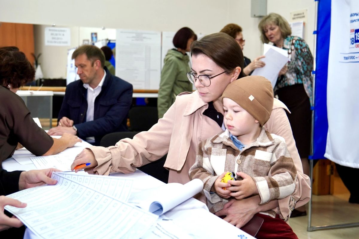 Члены Правительства Иркутской области голосуют на выборах депутатов Государственной Думы Члены Правительства Иркутской области голосуют на выборах депутатов Государственной Думы