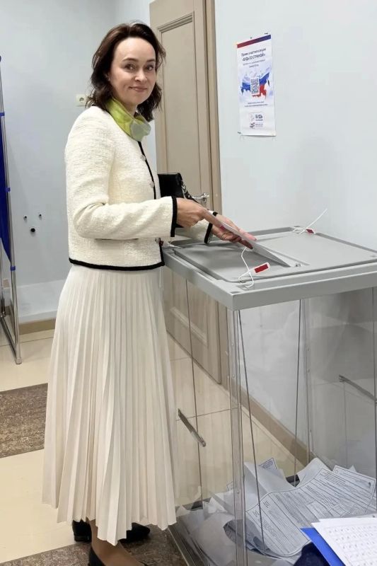 Члены Правительства Иркутской области голосуют на выборах депутатов Государственной Думы Члены Правительства Иркутской области голосуют на выборах депутатов Государственной Думы