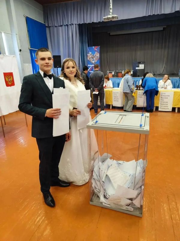 После ЗАГСа прямиком на избирательный участок — молодожены из Красноярского края активно участвуют в выборах После ЗАГСа прямиком на избирательный участок — молодожены из Красноярского края активно участвуют в выборах