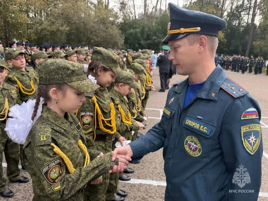 В школе № 39 имени Героя РФ генерала армии Е. Н. Зиничева прошла церемония посвящения в кадеты и курсанты В школе № 39 имени Героя РФ генерала армии Е. Н. Зиничева прошла церемония посвящения в кадеты и курсанты