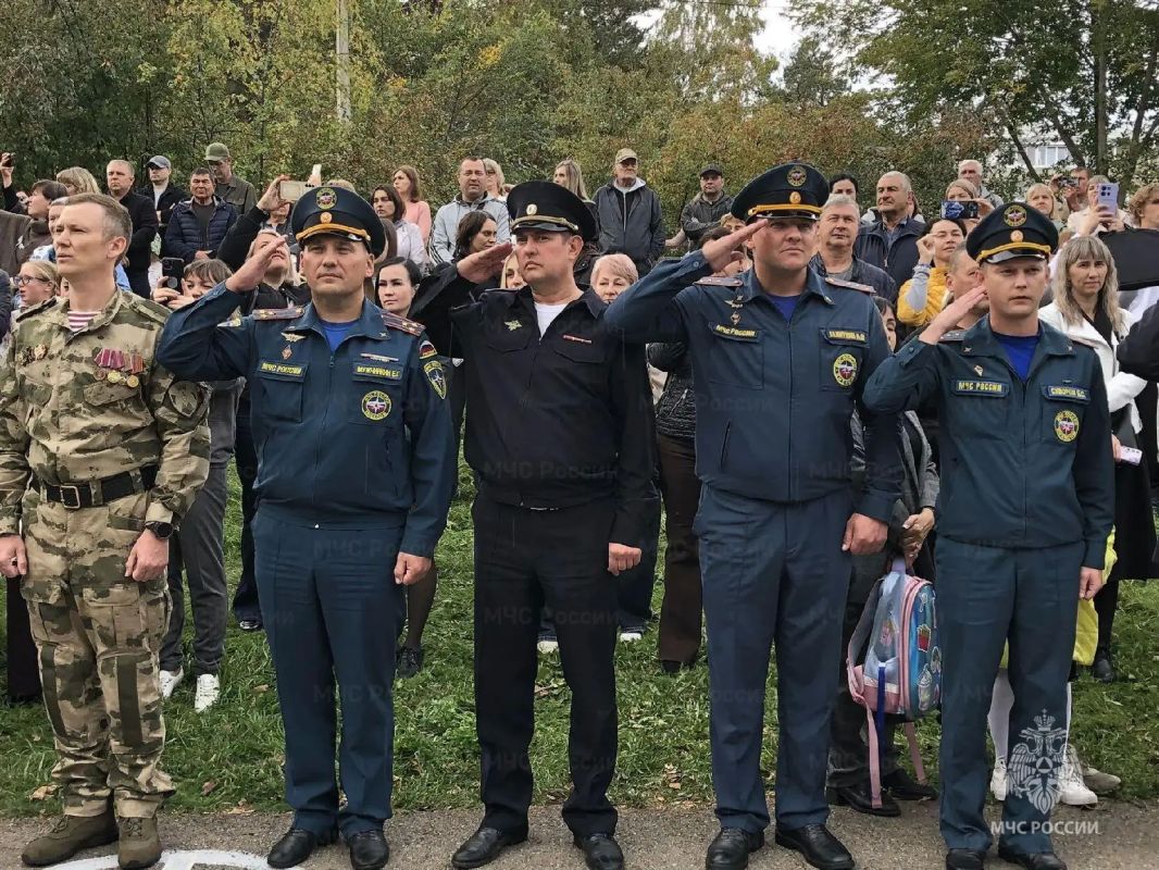 В школе № 39 имени Героя РФ генерала армии Е. Н. Зиничева прошла церемония посвящения в кадеты и курсанты В школе № 39 имени Героя РФ генерала армии Е. Н. Зиничева прошла церемония посвящения в кадеты и курсанты